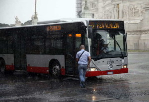 http://foto.ilmessaggero.it/italia/nubifragio-a-roma.-foto-toiati/7-50182.shtml?idArticolo=301403
