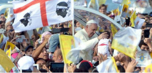 Il papa durante la visita a Cagliari