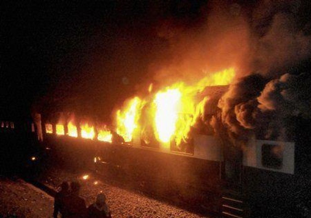 India. Treno in fiamme, 26 morti.
