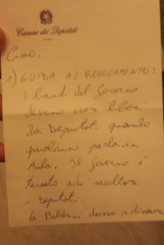 PRIMA RISPOSTA DI MAIO (fronte) Testo: Ciao, 1) Guida al regolamento: i banchi del Governo devono essere liberi da Deputati quando qualcuno parla in Aula. Il Governo è tenuto ad ascoltare i Deputati. La Boldrini doveva richiamare la Polverini. Non lo ha fatto.