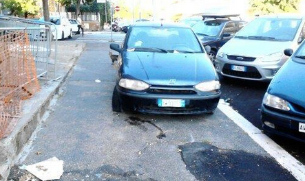 MUNICIPIO V, CORSI: A Centocelle da mesi auto abbandonate su un marciapiede, vergogna infinita