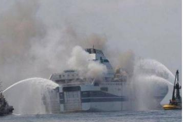 traghetto fiamme