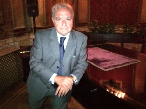 Il presidente IEA Achille Colombo Clerici accanto al Pianoforte Friedrich Ehrbar Wien -Piano gran coda da concerto, appartenuto a Pietro Mascagni