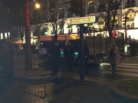 TEATRO:PARIGI; PIECE BLASFEMA GOLGOTA PICNIC, DISORDINI