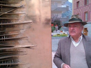 Achille Colombo Clerici in piazza San Mauritius con a fianco una scultura di Arnaldo Pomodoro