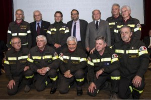 Un gruppo di volontari dei Vigili del Fuoco con l'Assessore Marco Granelli e Colombo Clerici