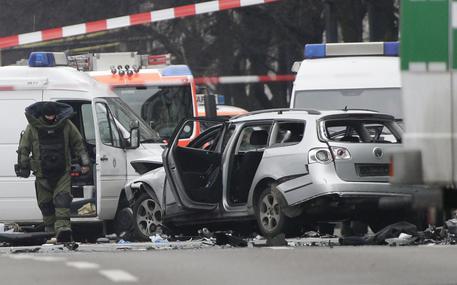 Esplode auto a Berlino con uomo alla guida,forse bomba