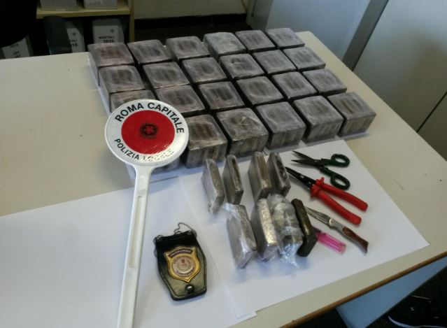 Vigili: sequestro record di droga, 12,5 kg di hashish
