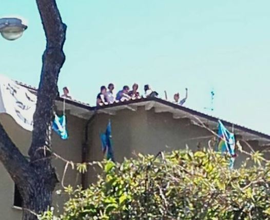 Lavoratori senza stipendio da 3 mesi in protesta sul tetto della Salus Infirmorum.