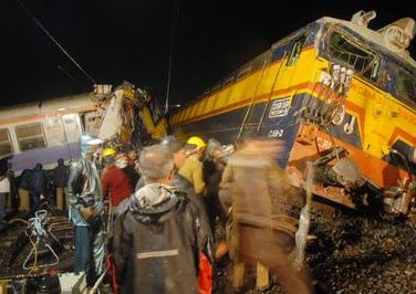 India. Almeno 107 persone sono morte in un incidente ferroviario