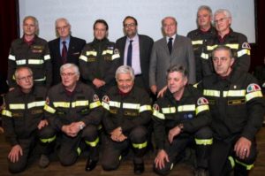 - L' Assessore Marco Granelli e il presidente di Assoedilizia Achille Colombo Clerici con i volontari dei VV.FF. alla premiazione del 2016