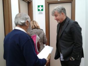 Da destra: Il... con i soci del Centro Anziani che hanno fruito delle prestazioni