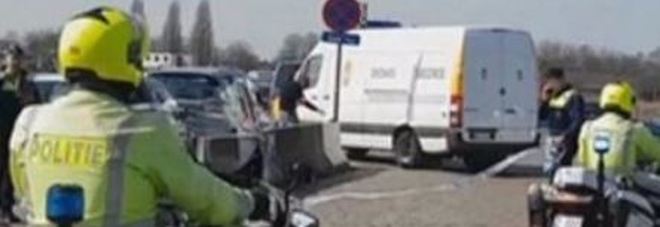 Auto cerca di schiantarsi sulla folla ad Anvers.