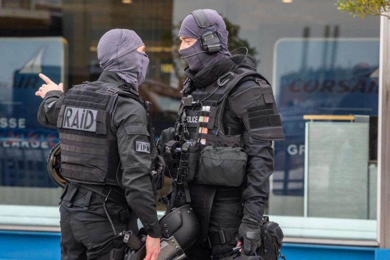 Spari e tanta paura all’aeroporto parigino di Orly.
