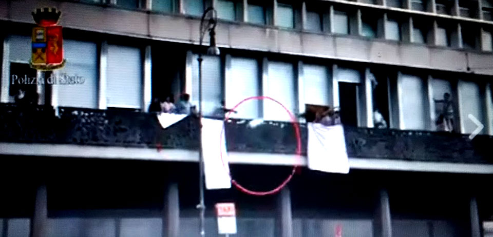 Lancio Bombola contro Polizia