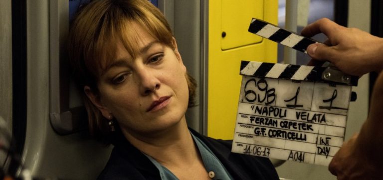 Un incontro, un delitto, una città piena di segreti: Napoli Velata con Giovanna Mezzogiorno
