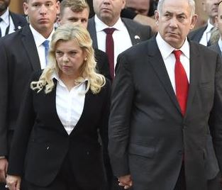 La moglie del premier Benyamin Netanyahu e’ stata incriminata.