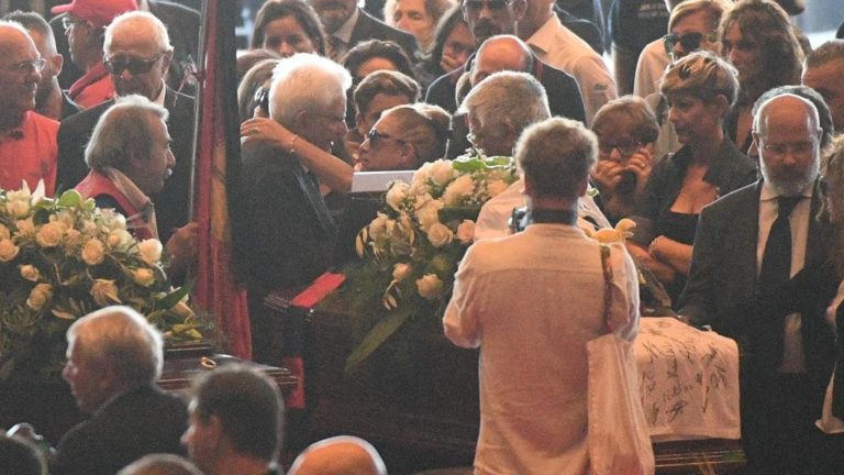 Solo in Italia si può verificare il tifo da stadio. Questo è il rispetto per i morti?