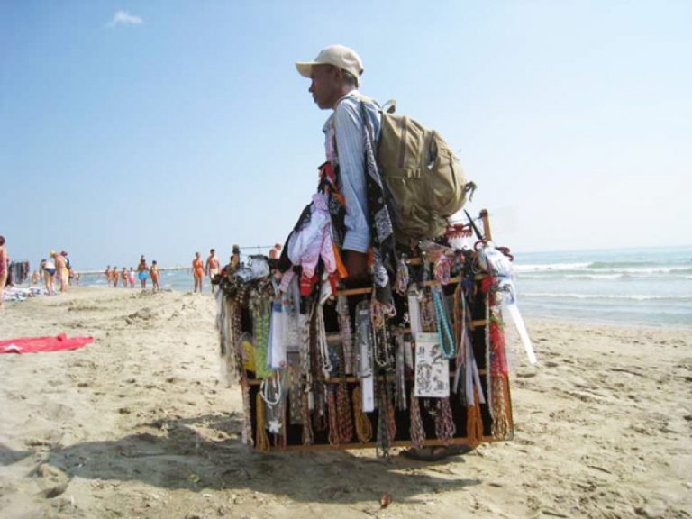 I venditori ambulanti, l’altra faccia della medaglia sulle spiagge italiane