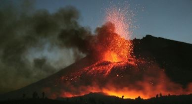 L’Etna sta scivolando in mare