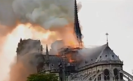 Francia, un incendio devasta la cattedrale di Notre-Dame: crollano guglia e tetto