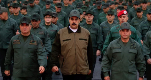Maduro il Dittatore si presenta in tenuta militare.