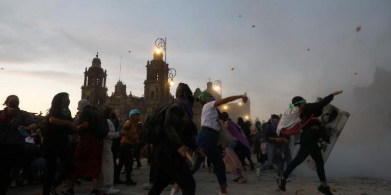 Proteste contro il governo del presidente a Città del Messico.