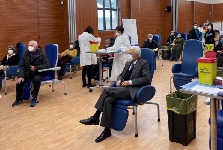 Mattarella si vaccina.