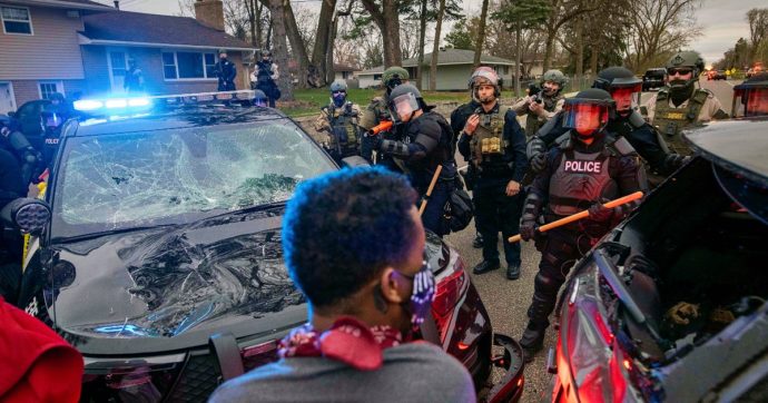 Minneapolis, polizia uccide un afroamericano