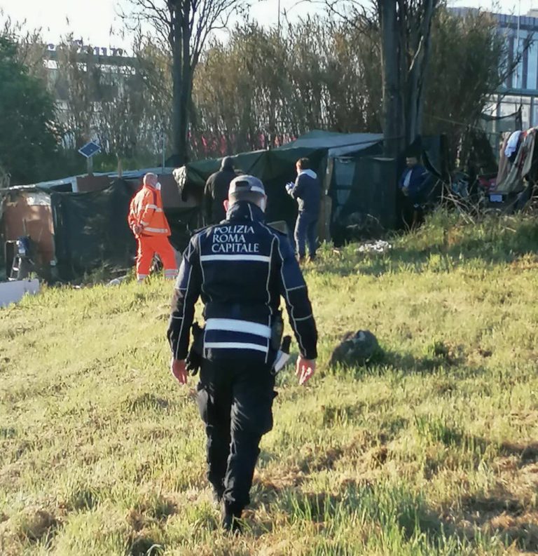 Cinecittà est, liberata area da insediamento abusivo. Fermati 4 Rumeni.