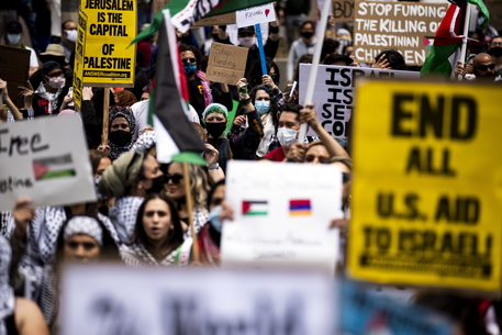 Solidarieta’ di migliaia di persone scese in strada negli Stati Uniti e in Canada