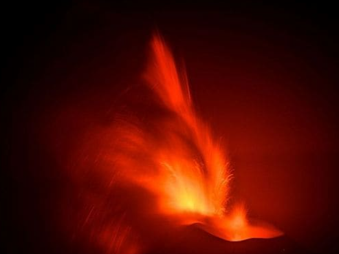 Etna, spettacolare fontana di lava.
