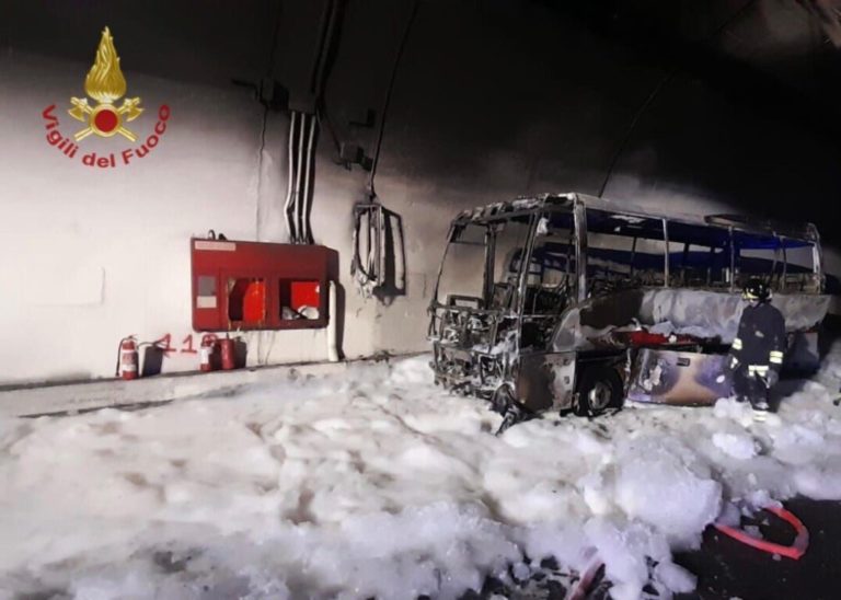 Lecco, prende fuoco un autobus con 25 bambini a bordo: tutti salvi.