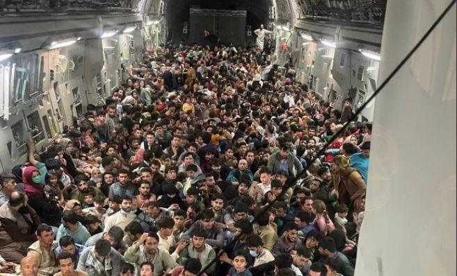 Dramma Afghanistan: esodo drammatico, caos sul C-17 americano.