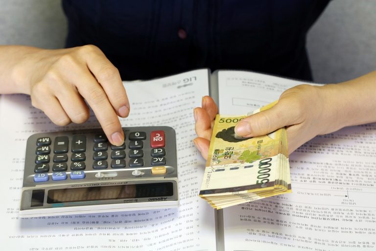 Bolletta luce e gas: il governo cerca di frenare la stangata d’autunno.