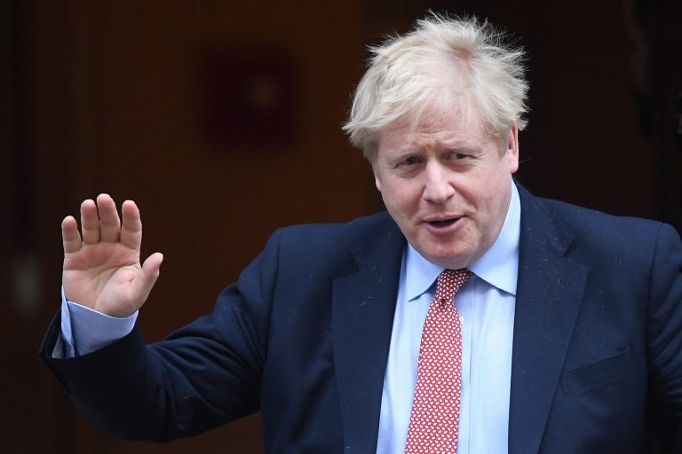 Boris Johnson accoglie nel Regno Unito  le giovani calciatrici fuggite dai talebani.