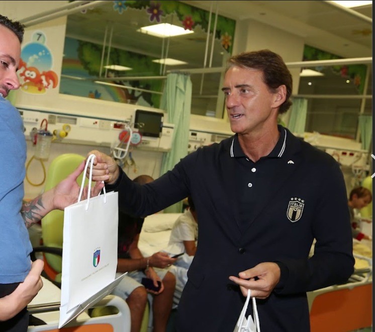 Gli azzurri di Mancini in visita all’Ospedale Bambino Gesù di Roma.