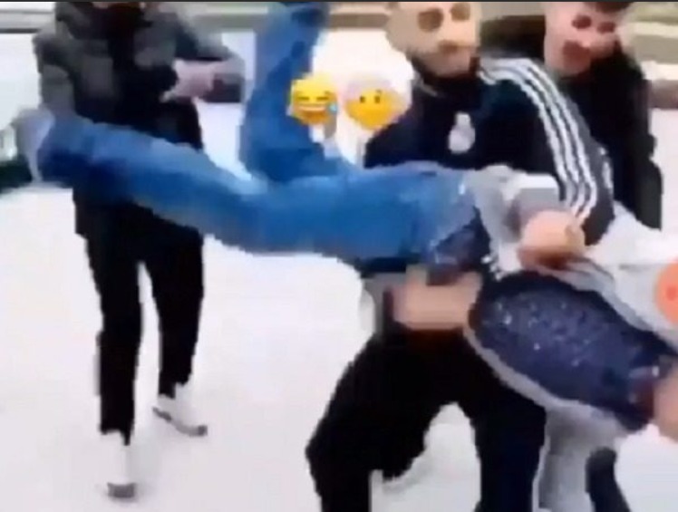 Giovane disabile bullizzato a Scampia. Il video diventa virale.