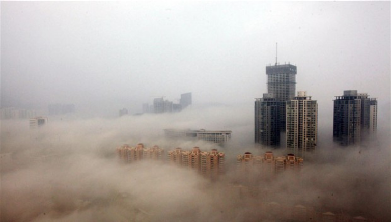 Pechino soffoca nello smog. Chiuse scuole, parchi per i ragazzi e autostrade.
