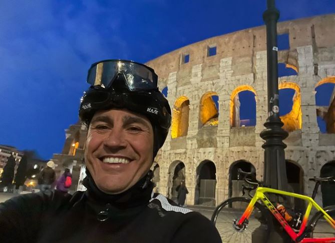 Nuova impresa di Fabio Cannavaro: in bicicletta raggiunge Roma da Napoli in 7 ore e 43 minuti.