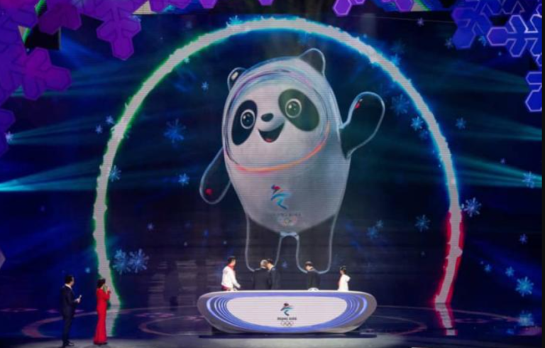 Pechino 2022: E’ il trionfo di Bing Dwen Dwen, il panda mascotte dei giochi.