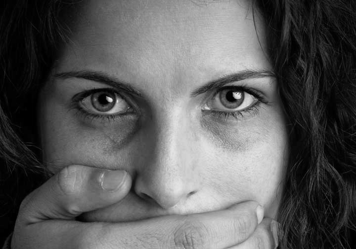 Nel 2021 più di 15mila donne hanno contattato il numero contro violenze e stalking.