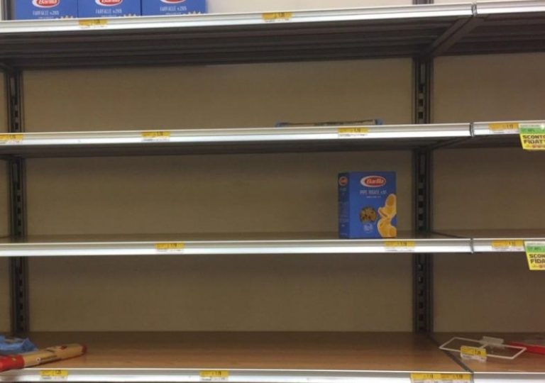 Assalti ai supermercati e file ai distributori, è vera psicosi tra i consumatori per la guerra.