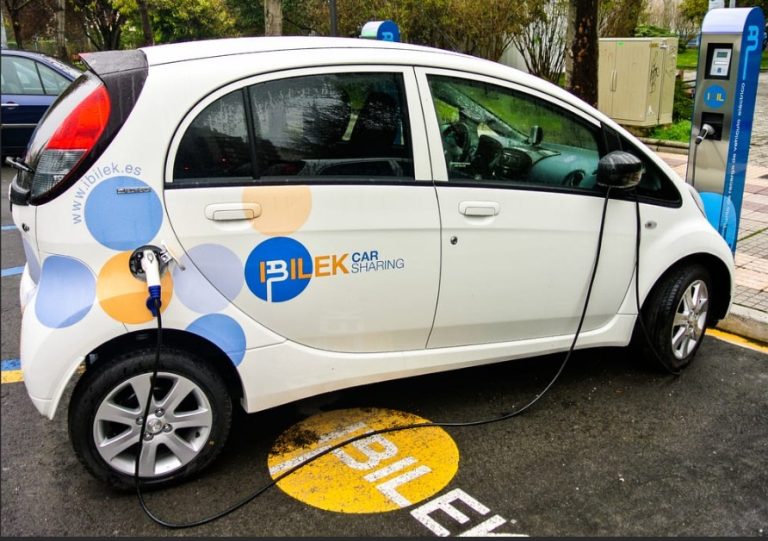 Città meno inquinate con auto elettriche e home working.