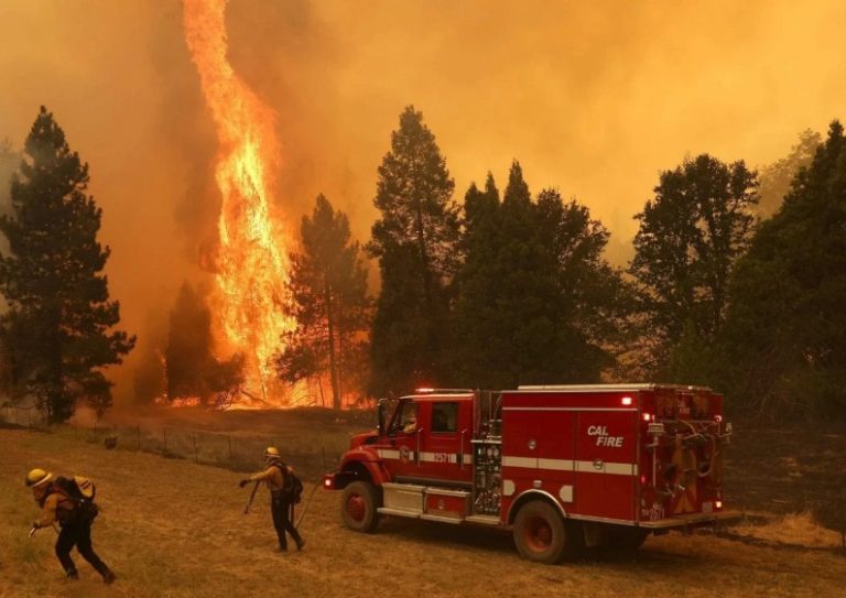 California in fiamme, l’America nella morsa del caldo record.