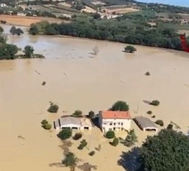 Alluvione nelle Marche: 11 morti, ancora senza esito la ricerca dei due dispersi.