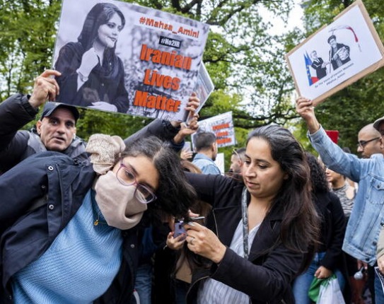 L’Iran sia libero. Tutte le iniziative artistiche che si uniscono alla protesta.