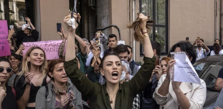 Iran: 17enne morta in proteste, per la madre è stata uccisa.