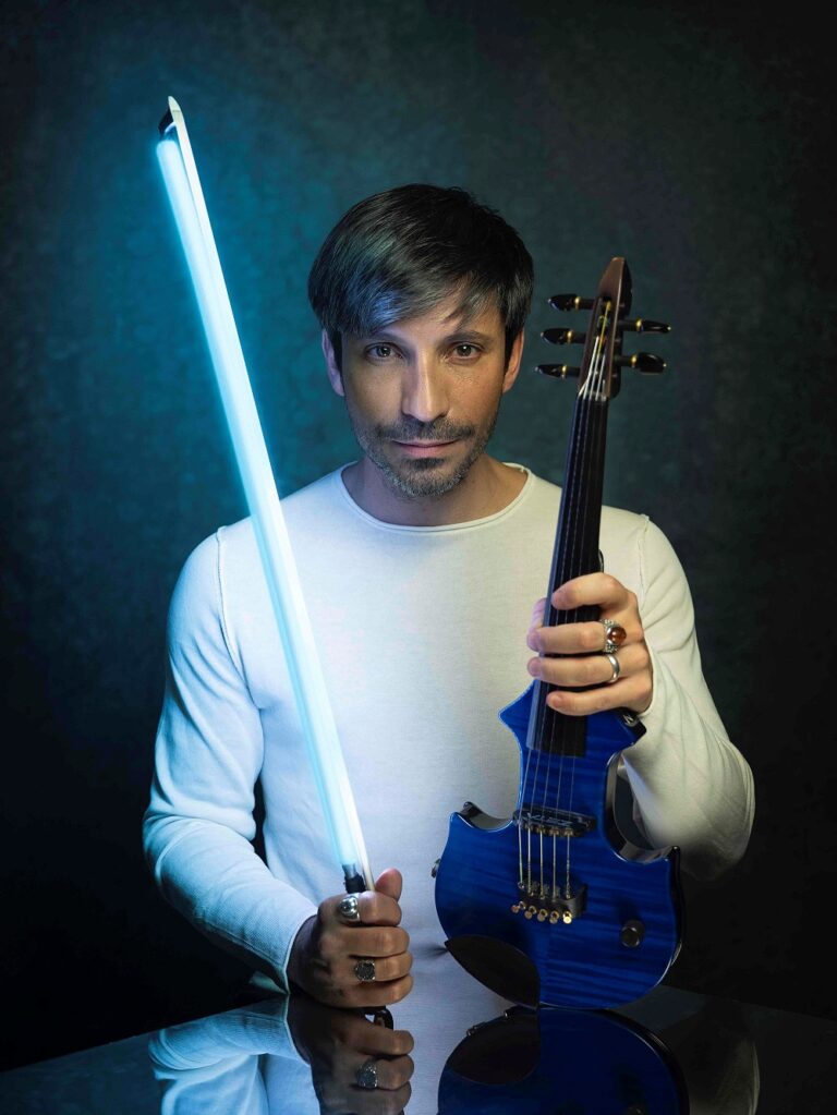 Andrea Casta, il violinista “Jedi” dall’archetto luminoso approda per la prima volta al Teatro Ristori di Verona.