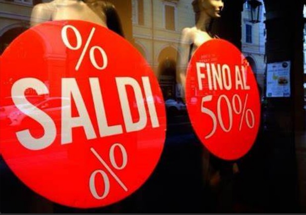 Saldi al via in tutta Italia, riscatto dei negozi sull’online.